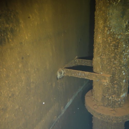Sprinklertank-Inspektion: Stahltank, 15 Jahre – Rohrschelle Flansch Stark Korrodiert Sedimente