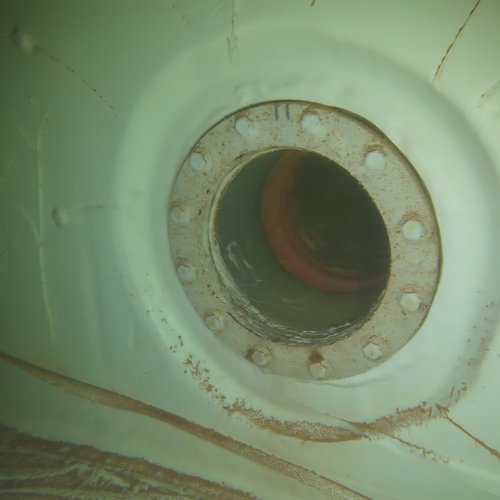 Sprinklertank-Inspektion: Stahltank, 5 Jahre – Flansch Korrosion Nahaufnahme